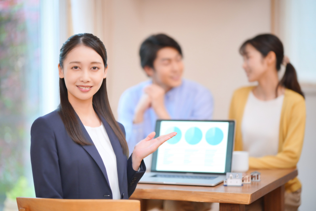 カメラ目線の女性-案内