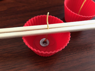 アロマキャンドルの芯割り箸固定