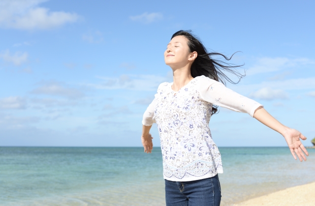 海辺で風をうける女性