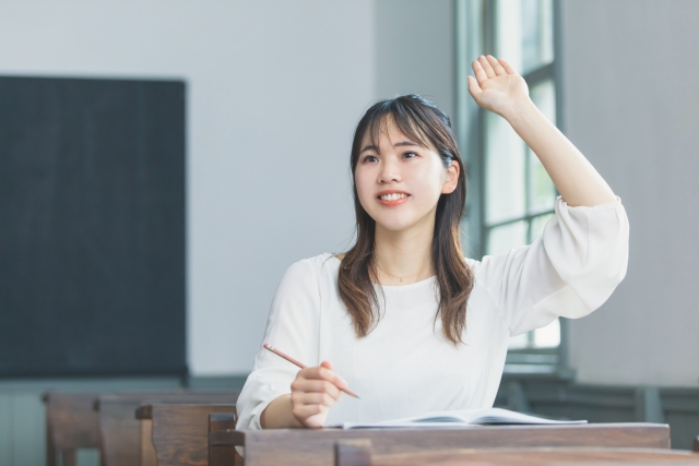 挙手する女性