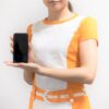 スマホを持つ女性コンパニオン