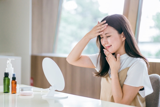 顔面の肌をケアする女性