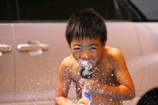 シャワーで遊ぶ男の子