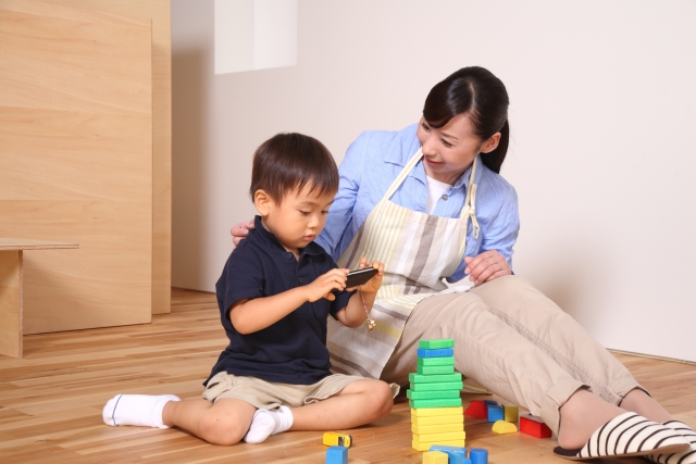 スマホおもちゃ積み木母と子供