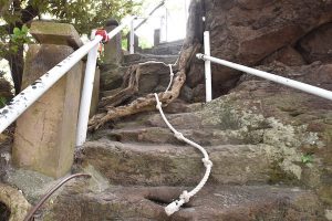 荒平神社鹿屋の海岸の神社参拝ロープ