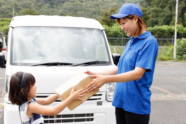 荷物を手渡し