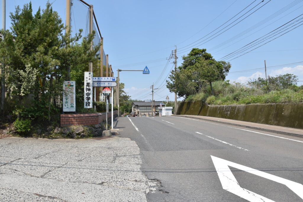 埋没鳥居へのアクセスガイド：桜島の観光名所で駐車場も完備