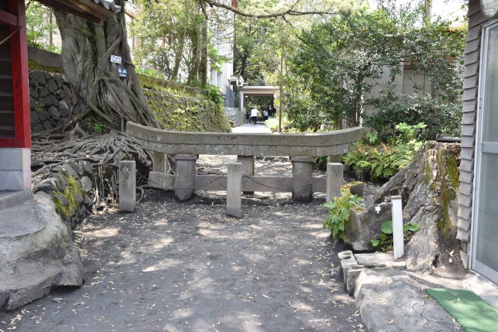 埋没鳥居へのアクセスガイド：桜島の観光名所で駐車場も完備